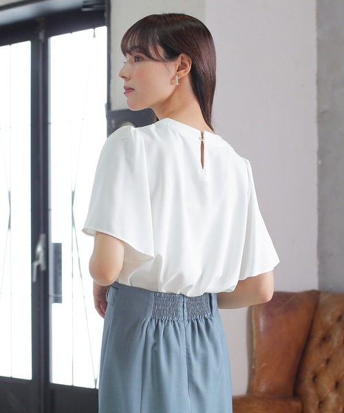 TRUDEA(トルディア)の「ツイストネック半袖ブラウス(シャツ/ブラウス・レディース・ホワイト×ブラック/ブルー/ホワイト/ネイビー・MEDIUM/LARGE)」の7枚目の写真