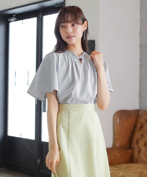 TRUDEA(トルディア)の「ツイストネック半袖ブラウス(シャツ/ブラウス・レディース・ホワイト×ブラック/ブルー/ホワイト/ネイビー・MEDIUM/LARGE)」の11枚目の写真