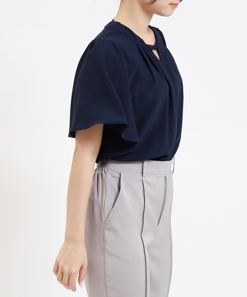 TRUDEA(トルディア)の「ツイストネック半袖ブラウス(シャツ/ブラウス・レディース・ホワイト×ブラック/ブルー/ホワイト/ネイビー・MEDIUM/LARGE)」の19枚目の写真