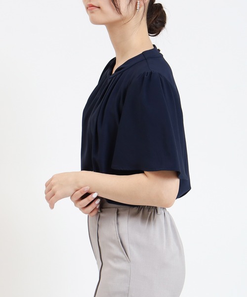 TRUDEA(トルディア)の「ツイストネック半袖ブラウス(シャツ/ブラウス・レディース・ホワイト×ブラック/ブルー/ホワイト/ネイビー・MEDIUM/LARGE)」の20枚目の写真