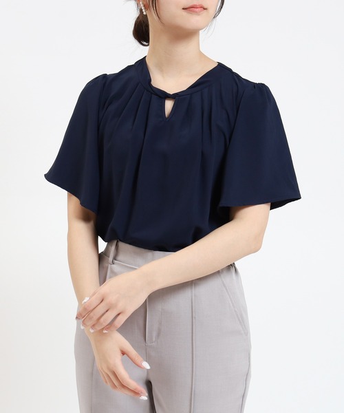 TRUDEA(トルディア)の「ツイストネック半袖ブラウス(シャツ/ブラウス・レディース・ホワイト×ブラック/ブルー/ホワイト/ネイビー・MEDIUM/LARGE)」の18枚目の写真