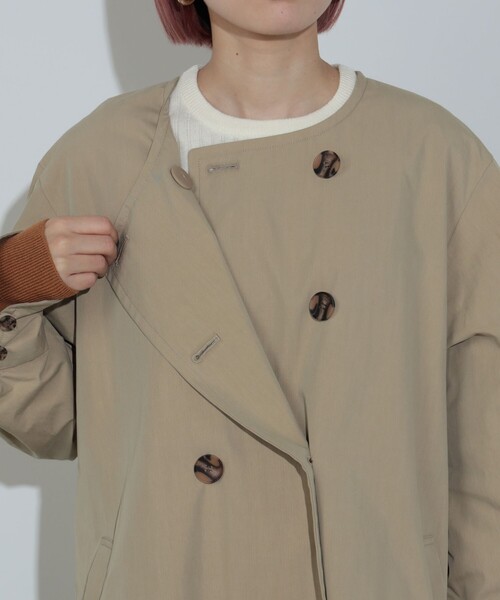 BEAMS HEART（ビームスハート）の「後ろ切替 ノーカラー ロングコート（トレンチコート・レディース・ブラック/ベージュ/オリーブ・MEDIUM/SMALL）」の14枚目の写真