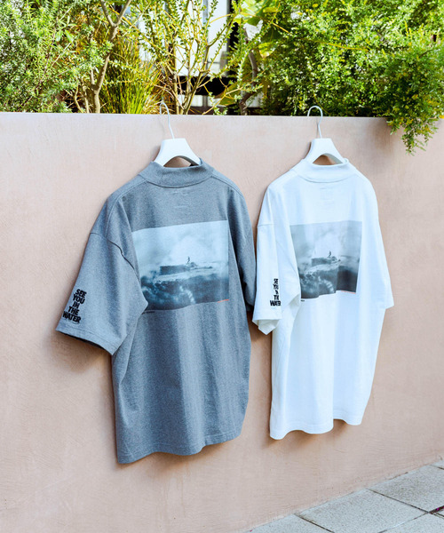 MAGIC NUMBER(マジック ナンバー)の「『別注』MAGIC NUMBER×Sonny Label フォトモックネックTシャツ(Tシャツ/カットソー・メンズ・ホワイト/チャコールグレー・LARGE/MEDIUM)」の5枚目の写真