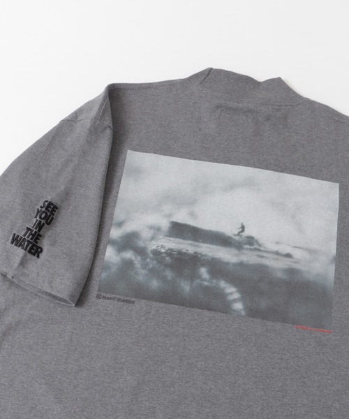 MAGIC NUMBER(マジック ナンバー)の「『別注』MAGIC NUMBER×Sonny Label フォトモックネックTシャツ(Tシャツ/カットソー・メンズ・ホワイト/チャコールグレー・LARGE/MEDIUM)」の15枚目の写真