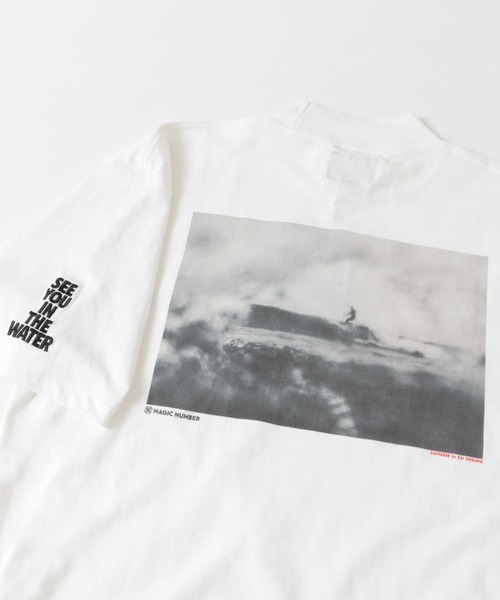 MAGIC NUMBER(マジック ナンバー)の「『別注』MAGIC NUMBER×Sonny Label フォトモックネックTシャツ(Tシャツ/カットソー・メンズ・ホワイト/チャコールグレー・LARGE/MEDIUM)」の12枚目の写真