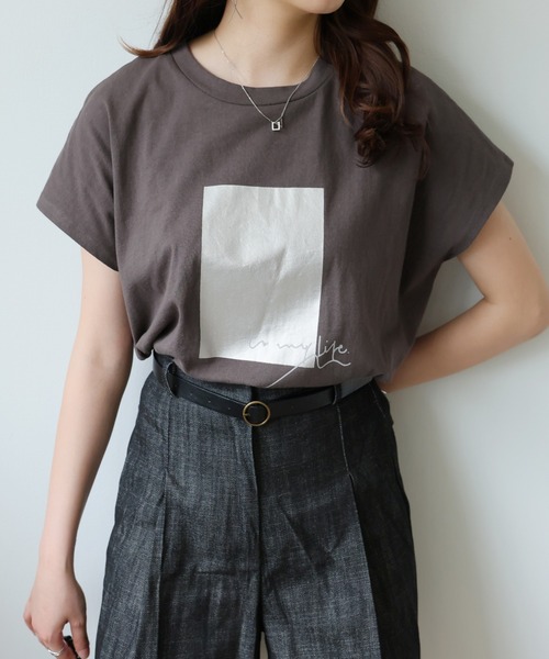 Doula Doula（ドゥーラドゥーラ）の「シルバー箔プリントフレンチスリーブTシャツ（Tシャツ/カットソー・レディース・ホワイト/チャコール・FREE）」の3枚目の写真