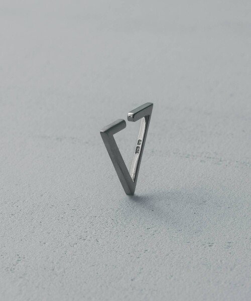 and cloud(アンドクラウド)の「Triangle Earcuff(イヤーカフ・レディース・シルバー/ブラック/イエローゴールド・FREE)」の13枚目の写真