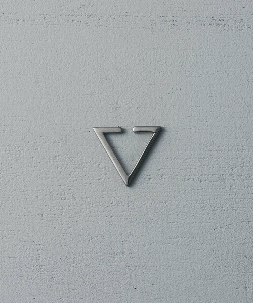 and cloud(アンドクラウド)の「Triangle Earcuff(イヤーカフ・レディース・シルバー/ブラック/イエローゴールド・FREE)」の12枚目の写真