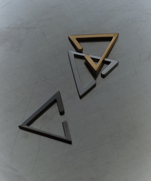 and cloud(アンドクラウド)の「Triangle Earcuff(イヤーカフ・レディース・シルバー/ブラック/イエローゴールド・FREE)」の2枚目の写真