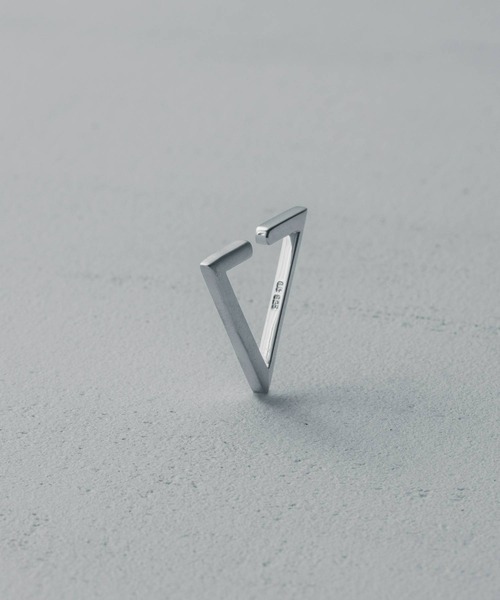and cloud(アンドクラウド)の「Triangle Earcuff(イヤーカフ・レディース・シルバー/ブラック/イエローゴールド・FREE)」の14枚目の写真