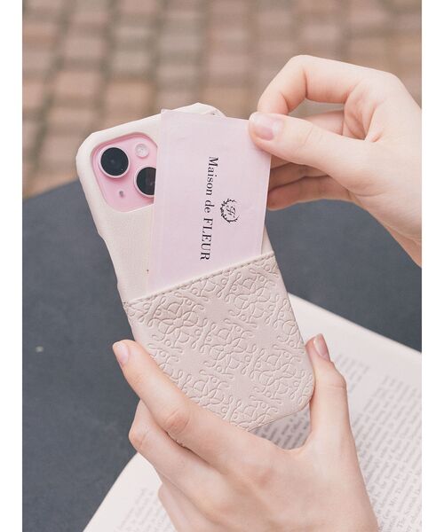 Maison de FLEUR（メゾンドフルール）の「FLEURモノグラムアイフォン15ケース（スマホケース/カバー・レディース・ピンクベージュ/ライトベージュ/ブラック・FREE）」の17枚目の写真