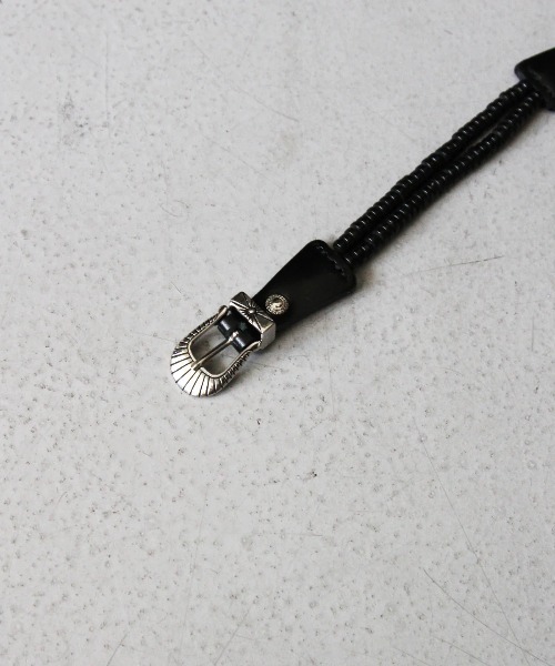 TOGA VIRILIS（トーガ ビリリース）の「TOGA VIRILIS Beads leather bangle（その他小物・メンズ・ブラック・ONE SIZE）」の2枚目の写真