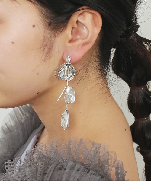 メタル リーフ ロングピアス（ピアス（両耳用））｜Kana（カナ