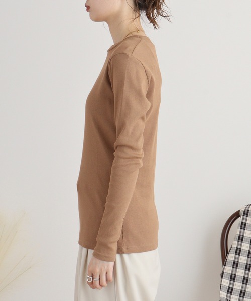 atONE(アットワン)の「リブクルーネック長袖Tシャツ(Tシャツ/カットソー・レディース・ベージュ/オフホワイト/ブラック・M/L/LL/3L/4L)」の9枚目の写真