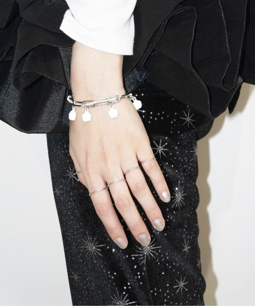 musubore（ムスボレ）の「colored rose charm bracelet / ローズチャームブレスレッド（ブレスレット・レディース・ピンク/ホワイト・FREE）」の2枚目の写真