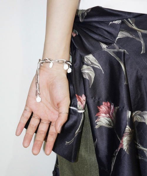 musubore（ムスボレ）の「colored rose charm bracelet / ローズチャームブレスレッド（ブレスレット・レディース・ピンク/ホワイト・FREE）」の11枚目の写真