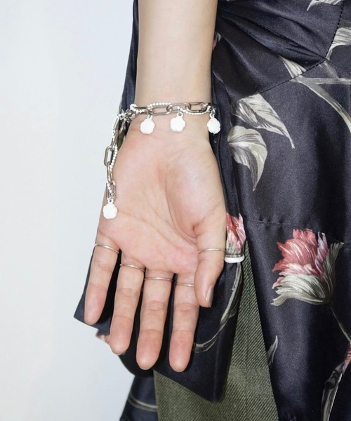 musubore（ムスボレ）の「colored rose charm bracelet / ローズチャームブレスレッド（ブレスレット・レディース・ピンク/ホワイト・FREE）」の12枚目の写真