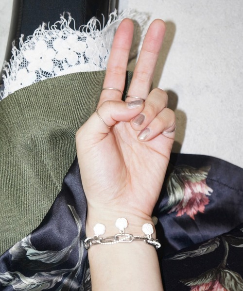 musubore（ムスボレ）の「colored rose charm bracelet / ローズチャームブレスレッド（ブレスレット・レディース・ピンク/ホワイト・FREE）」の6枚目の写真