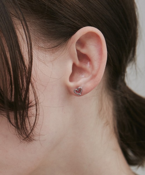 ciite' surgical stainless(シーテサージカルステンレス)の「【 金属アレルギー対応 】 ミニハートピアス サージカルステンレス (両耳用)(ピアス(両耳用)・レディース・ゴールド/シルバー/ピンクゴールド・FREE)」の2枚目の写真