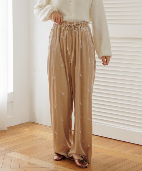 flower(フラワー)の「ベロアエンブロイダリーパンツ(その他パンツ・レディース・ブラック/ベージュ・FREE)」の1枚目の写真