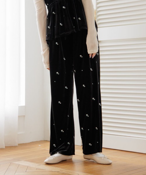 flower(フラワー)の「ベロアエンブロイダリーパンツ(その他パンツ・レディース・ブラック/ベージュ・FREE)」の2枚目の写真