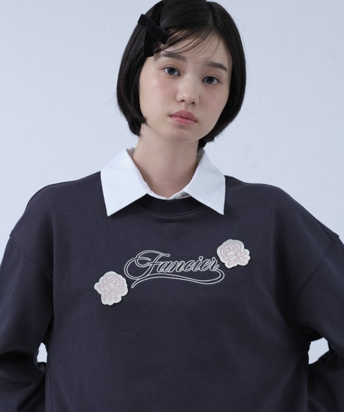 FCMM(エフシーエムエム)の「ROSE EMBROIDERY CREWNECK SWEAT/ローズエンブロイダリークルーネックスウェット(スウェット・レディース・ネイビー/ピンク/ホワイト・SMALL/MEDIUM)」の3枚目の写真