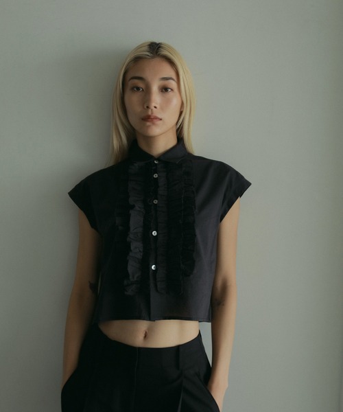 anuke（アンヌーク）の「Sleeveless Frill Blouse（シャツ/ブラウス・レディース・ホワイト/マルチ/ブラック・FREE）」の3枚目の写真