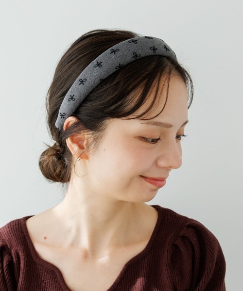 flower（フラワー）の「リボンパターンヘアバンド（カチューシャ・レディース・ブラック/グレー・FREE）」の2枚目の写真