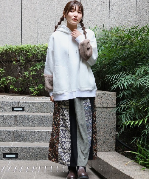 チチカカ（チチカカ）の「袖ファースウェットフーディー（パーカー・レディース・チャコールグレー/ボルドー/ホワイト・FREE）」の4枚目の写真