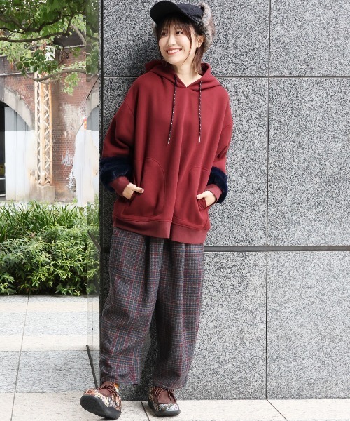 チチカカ（チチカカ）の「袖ファースウェットフーディー（パーカー・レディース・チャコールグレー/ボルドー/ホワイト・FREE）」の6枚目の写真