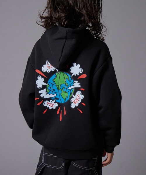 PAIRMANON STREET（ペアマノンストリート）の「【PAIRMANON STREET】裏起毛 マルチ グラフィック プリント パーカー（パーカー・キッズ・テラコッタ/レッド系その他/ベージュ系その他/ベージュ系その他2/グレー系その他2/グレー系その他3/ブルー系その他/グレー系その他/ブラック系その他2/ブラック系その他/ブラック系その他3/イエロー系その他・100/110/120/150/90/130/140/160）」の4枚目の写真