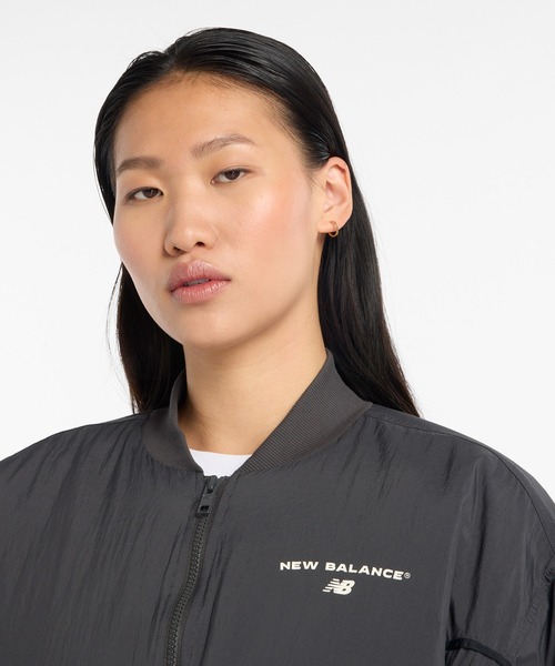 NEW BALANCE(ニューバランス)の「Reimagined ボンバージャケット(ブルゾン・レディース・アイボリー/ブラック・SMALL/LARGE/MEDIUM)」の13枚目の写真