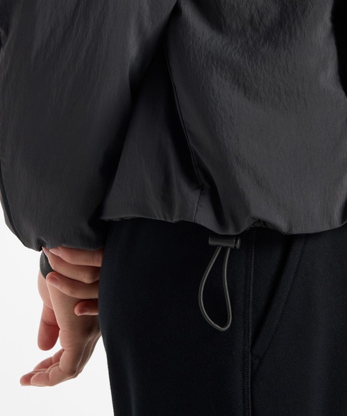 NEW BALANCE(ニューバランス)の「Reimagined ボンバージャケット(ブルゾン・レディース・アイボリー/ブラック・SMALL/LARGE/MEDIUM)」の15枚目の写真