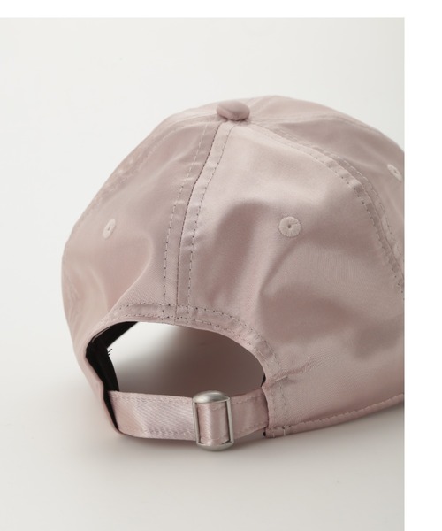 『最終価格』emmi×NEW ERAピンク サテン ベースボールキャップ emmi|NEW ERA】9TWENTYサテンキャップ（キャップ）｜emmi（エミ