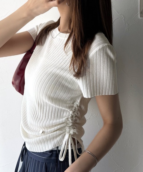 mily bilet(ミウィビレット)の「【mily bilet】トレンドのサイドリボン◎ドロスト使いボタンデザインサマーリブニットトップス(半袖)(Tシャツ/カットソー・レディース・ベージュ系その他/ホワイト×ブラック/ホワイト/ブラック・SMALL/X-LARGE/LARGE/MEDIUM)」の1枚目の写真