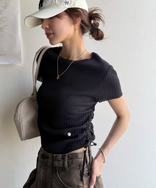 mily bilet(ミウィビレット)の「【mily bilet】トレンドのサイドリボン◎ドロスト使いボタンデザインサマーリブニットトップス(半袖)(Tシャツ/カットソー・レディース・ベージュ系その他/ホワイト×ブラック/ホワイト/ブラック・SMALL/X-LARGE/LARGE/MEDIUM)」の3枚目の写真