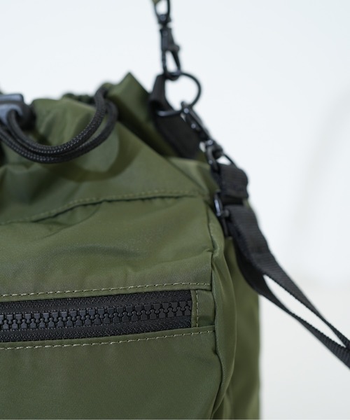 NEW ERA（ニューエラ）の「【NEW ERA/ニューエラ】2WAY DRAWSTRING POUCH NYLON TWL（ショルダーバッグ・メンズ・ブラック/オリーブ・FREE）」の21枚目の写真