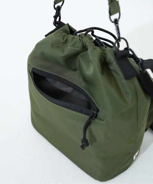 NEW ERA（ニューエラ）の「【NEW ERA/ニューエラ】2WAY DRAWSTRING POUCH NYLON TWL（ショルダーバッグ・メンズ・ブラック/オリーブ・FREE）」の18枚目の写真