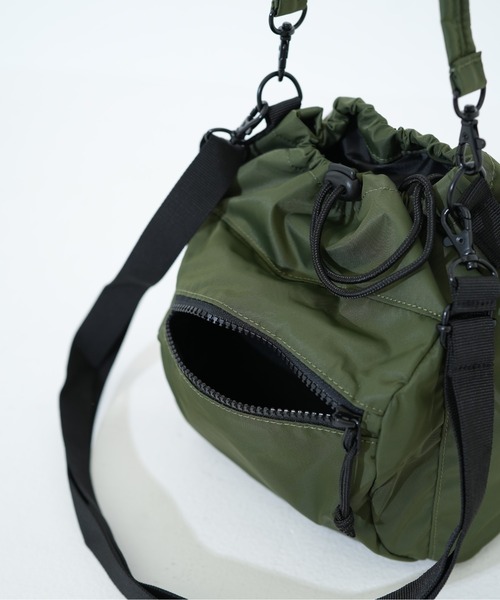 NEW ERA（ニューエラ）の「【NEW ERA/ニューエラ】2WAY DRAWSTRING POUCH NYLON TWL（ショルダーバッグ・メンズ・ブラック/オリーブ・FREE）」の17枚目の写真