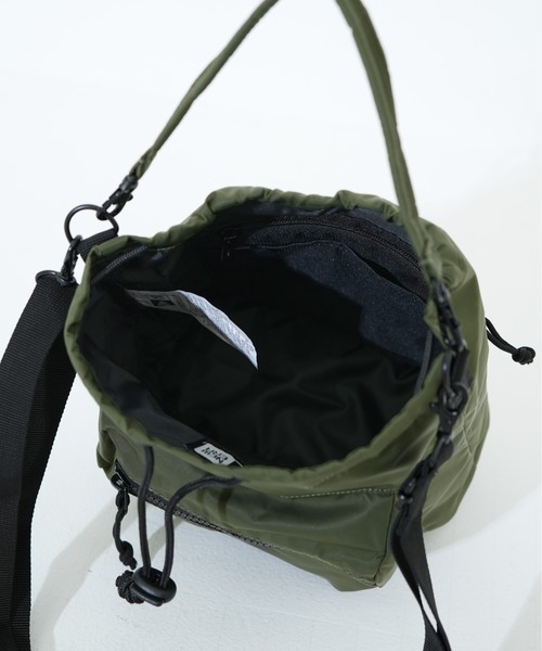 NEW ERA（ニューエラ）の「【NEW ERA/ニューエラ】2WAY DRAWSTRING POUCH NYLON TWL（ショルダーバッグ・メンズ・ブラック/オリーブ・FREE）」の16枚目の写真