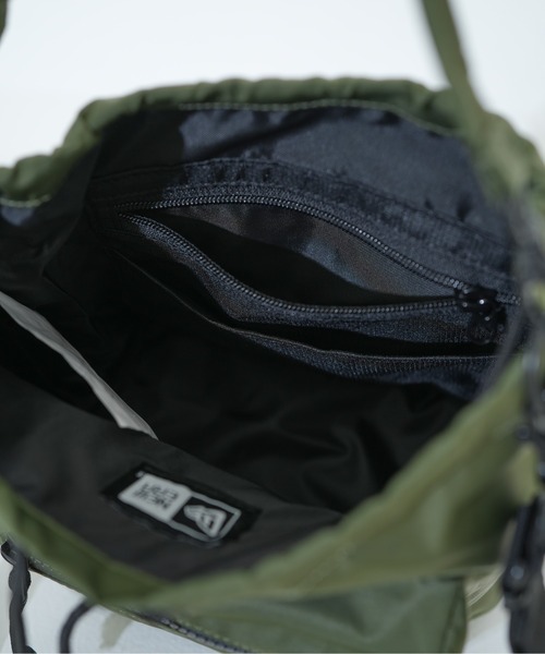 NEW ERA（ニューエラ）の「【NEW ERA/ニューエラ】2WAY DRAWSTRING POUCH NYLON TWL（ショルダーバッグ・メンズ・ブラック/オリーブ・FREE）」の15枚目の写真