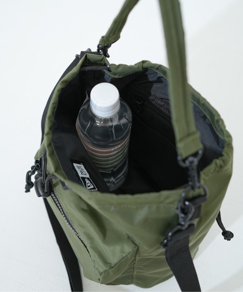 NEW ERA（ニューエラ）の「【NEW ERA/ニューエラ】2WAY DRAWSTRING POUCH NYLON TWL（ショルダーバッグ・メンズ・ブラック/オリーブ・FREE）」の14枚目の写真
