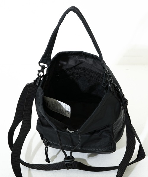 NEW ERA（ニューエラ）の「【NEW ERA/ニューエラ】2WAY DRAWSTRING POUCH NYLON TWL（ショルダーバッグ・メンズ・ブラック/オリーブ・FREE）」の7枚目の写真