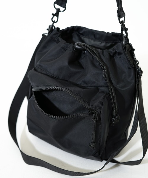 NEW ERA（ニューエラ）の「【NEW ERA/ニューエラ】2WAY DRAWSTRING POUCH NYLON TWL（ショルダーバッグ・メンズ・ブラック/オリーブ・FREE）」の9枚目の写真