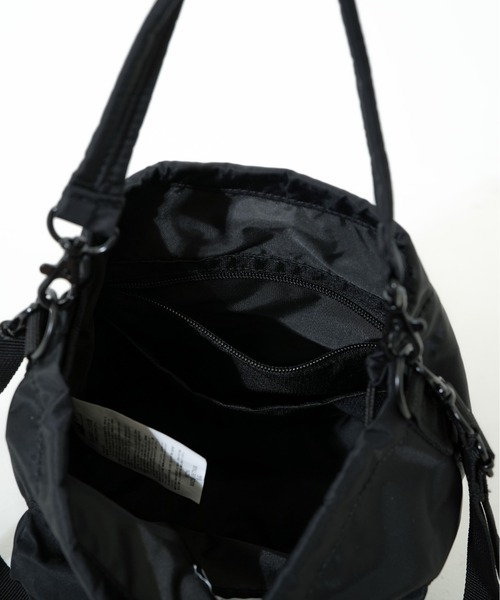 NEW ERA（ニューエラ）の「【NEW ERA/ニューエラ】2WAY DRAWSTRING POUCH NYLON TWL（ショルダーバッグ・メンズ・ブラック/オリーブ・FREE）」の6枚目の写真
