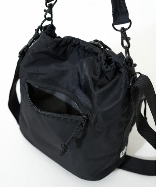 NEW ERA（ニューエラ）の「【NEW ERA/ニューエラ】2WAY DRAWSTRING POUCH NYLON TWL（ショルダーバッグ・メンズ・ブラック/オリーブ・FREE）」の8枚目の写真