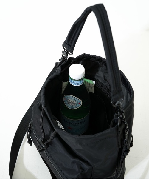 NEW ERA（ニューエラ）の「【NEW ERA/ニューエラ】2WAY DRAWSTRING POUCH NYLON TWL（ショルダーバッグ・メンズ・ブラック/オリーブ・FREE）」の5枚目の写真