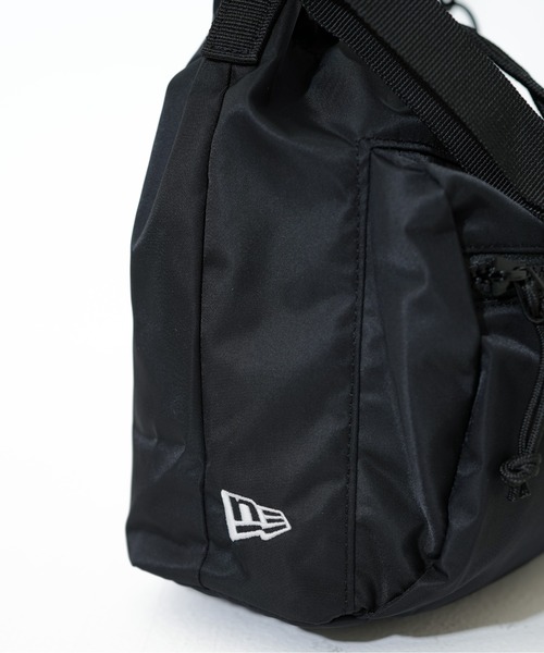 NEW ERA（ニューエラ）の「【NEW ERA/ニューエラ】2WAY DRAWSTRING POUCH NYLON TWL（ショルダーバッグ・メンズ・ブラック/オリーブ・FREE）」の4枚目の写真