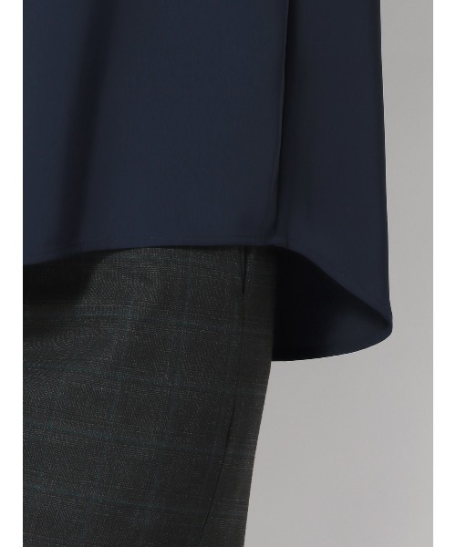 SUIT SQUARE(スーツスクエア)の「Vネックブラウス 5分袖 ウォッシャブル ダブルサテン フロントタック(シャツ/ブラウス・レディース・ベージュ系/ネイビー系/ホワイト系・38(9号))」の10枚目の写真