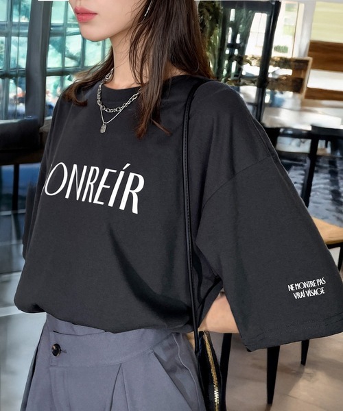 Candlestick(キャンドルスティック)の「ゆったりシルエット レトロ フロッキー 袖ロゴ 半袖 T(Tシャツ/カットソー・レディース・ホワイト/オフホワイト/ブラック系1/ブラック系2/ブラウン系・M/L)」の4枚目の写真